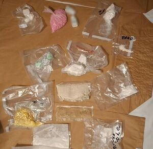 Narkotyki w workach plastikowych.