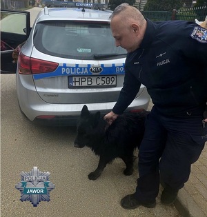 Policjant z psem.