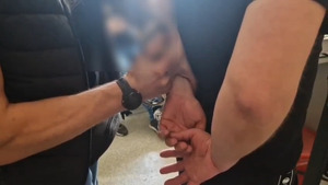 Mężczyzna w kajdankach.