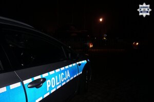 Radiowóz Policji w nocy.