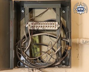 Policja prowadzi zatrzymanego. Wybita szyba, instalacja elektryczna.