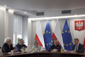 zebrani siedzą przy stole.