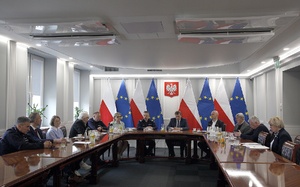 zebrani siedzą przy stole.