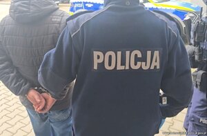 Policja prowadzi zatrzymanego.