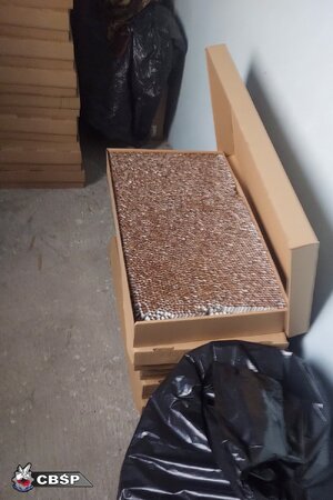 Karton z nielegalnymi papierosami.