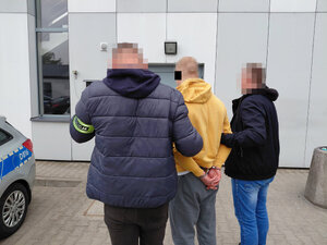 Dwaj policjanci z zatrzymanym.