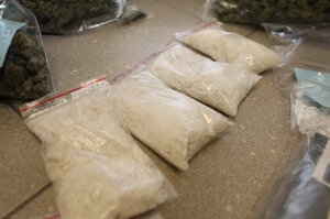 Zabezpieczone narkotyki w opakowaniach.