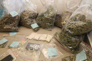 Zabezpieczone narkotyki w opakowaniach.