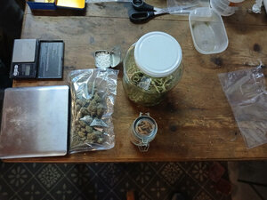 Zabezpieczone narkotyki w opakowaniach.