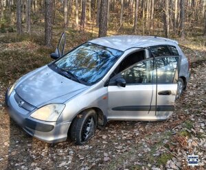 lewy bok zepsutego samochodu stojącego w lesie.