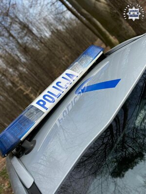 Sygnalizator z napisem Policja na radiowoze.