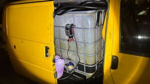 żółty bus z otwartymi bocznymi drzwiami. w środku widać mauzera 1000l.