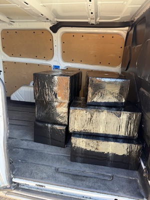 paczki i kartony leżą na strychu.  Niektóre są zafoliowane.