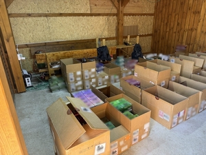 paczki i kartony leżą na strychu.  Niektóre są zafoliowane.