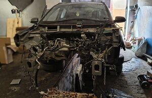 Częściowo rozebrany samochód.