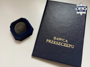 teczka z odznaką i nazwą "dawca przeszczepu".