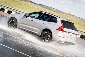 Policjanci ruchu drogowego doskonalą technikę jazdy samochodem i motocyklem.