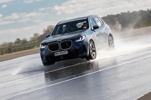 Policjanci ruchu drogowego doskonalą technikę jazdy samochodem i motocyklem.