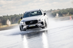 Policjanci ruchu drogowego doskonalą technikę jazdy samochodem i motocyklem.