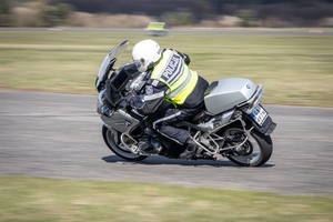 Policjanci ruchu drogowego doskonalą technikę jazdy samochodem i motocyklem.