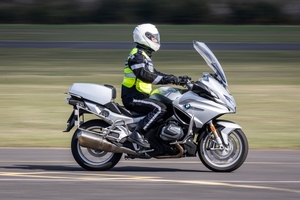 Policjanci ruchu drogowego doskonalą technikę jazdy samochodem i motocyklem.