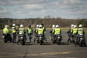 Policjanci ruchu drogowego doskonalą technikę jazdy samochodem i motocyklem