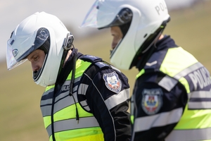 Policjanci ruchu drogowego doskonalą technikę jazdy samochodem i motocyklem