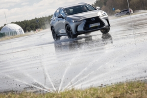 Policjanci ruchu drogowego doskonalą technikę jazdy samochodem i motocyklem