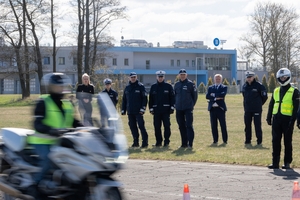 Policjanci ruchu drogowego doskonalą technikę jazdy samochodem i motocyklem