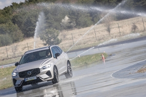 Policjanci ruchu drogowego doskonalą technikę jazdy samochodem i motocyklem