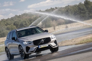 Policjanci ruchu drogowego doskonalą technikę jazdy samochodem i motocyklem