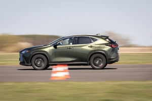 Policjanci ruchu drogowego doskonalą technikę jazdy samochodem i motocyklem.