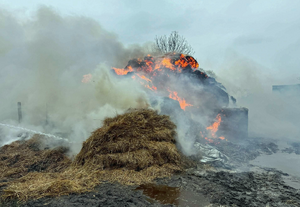 Paląca się słoma.