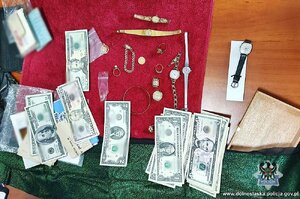odzyskane gotówka i biżuteria leżą na stole.