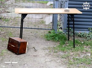 policjanci przesłuchują mężczyznę który siedzi na krześle.