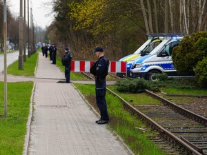 Policjanci zabezpieczają trasę marszu.