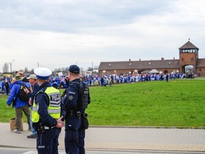 Policjanci zabezpieczają trasę marszu.