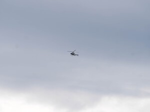 Policyjny śmigłowiec w powietrzu.