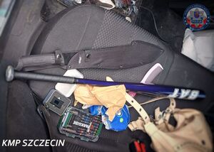Zabezpieczone przedmioty a wśród nich m..in.: nóż, pałka.
