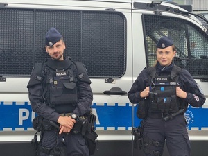 st. post. Patryk Świderski i post. Monika Wolska stoją na tle radiowozu policyjnego.