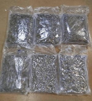 Zabezpieczona marihuana w foliowych woreczkach.