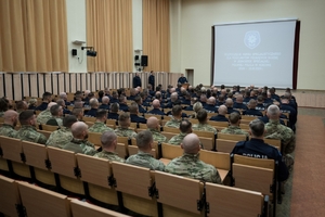Policjanci słuchający przemówienia.