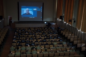 Policjanci słuchający przemówienia.