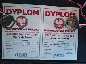 Dwa dyplomy i dwa medale dla zwycięzcy.