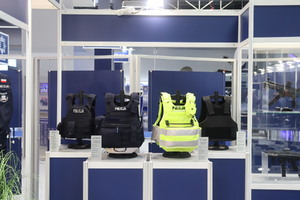 Zdjęcie przedstawia policyjne kamizelki