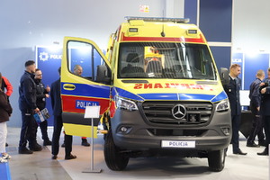 Zdjęcie przedstawia policyjny ambulans