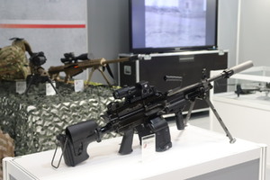 Zdjęcie przedstawia broń palną