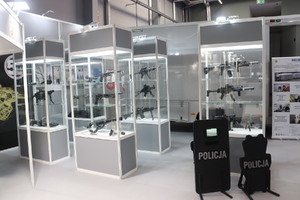 Zdjęcie przedstawia broń palną