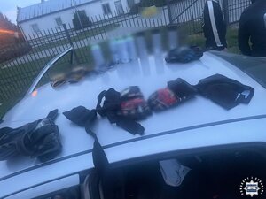 Na masce samochodu leżą zabezpieczone u zatrzymanych przez policjantów przedmioty.