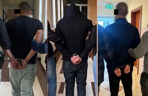 Kolaż trzech zdjęć przedstawia zatrzymanych mężczyzn zakutych w kajdanki.